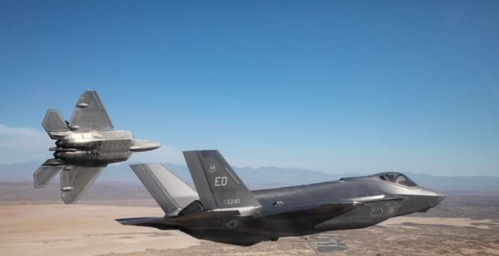 未来战争谁会胜出 F-35战机和F-22大比拼