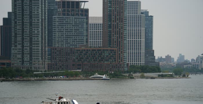 纽约一水上飞机东河迫降 机上8人全部获救