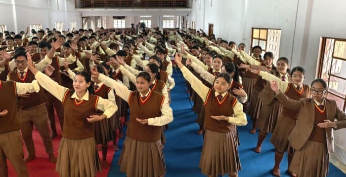 印度十所学校师生学炼法轮功 校长赞真善忍