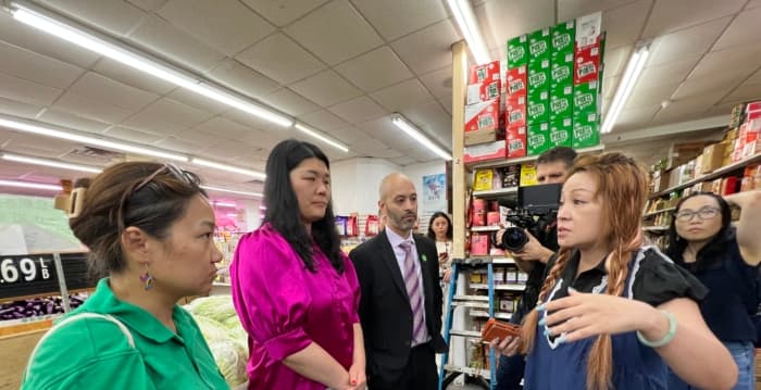 庄文怡偕小商业局长访86街助商家解难