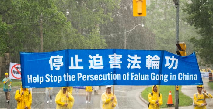 法轮功反迫害27年 多伦多逾千人雨中大游行