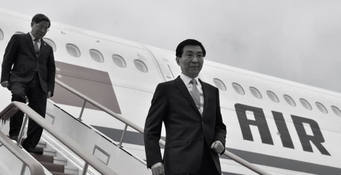 王沪宁访朝 金正恩“羞辱”式会见惹议