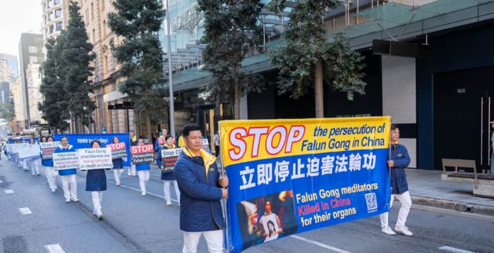 昆州法轮功反迫害游行27年 参议员致信声援