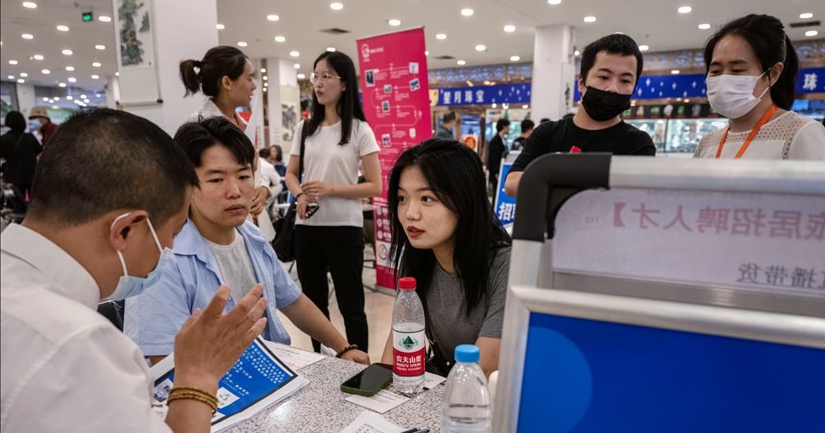 中国女孩北大毕业求职难 月薪低到1600(视频)