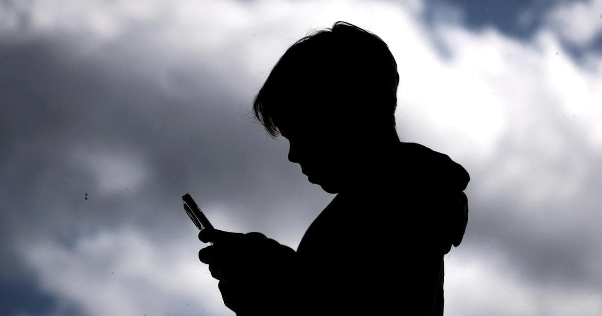 英医生警告:社交媒体伤害青少年堪比吸烟