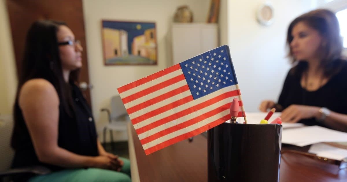 【嘉宾连线】申请美国绿卡须回原籍国 你是“特殊情况”吗?