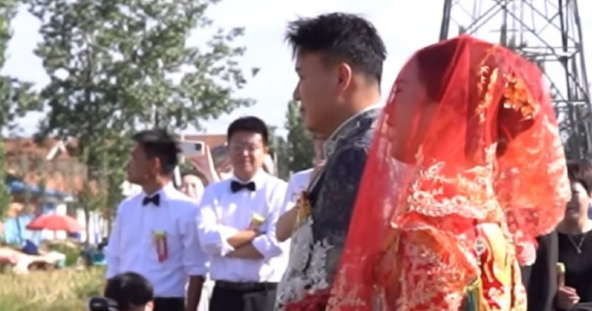 新娘墓前拜别母亲 红盖头飘落:妈妈想看我一眼(视频)
