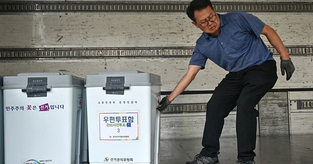 韓警逐一拖離示威者 突破封鎖運出投票箱