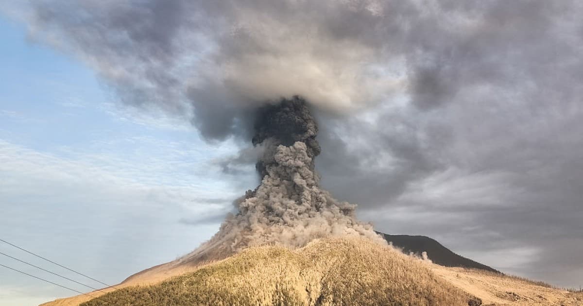 印尼东部火山喷发 火山灰直冲2.5公里机场被迫关闭