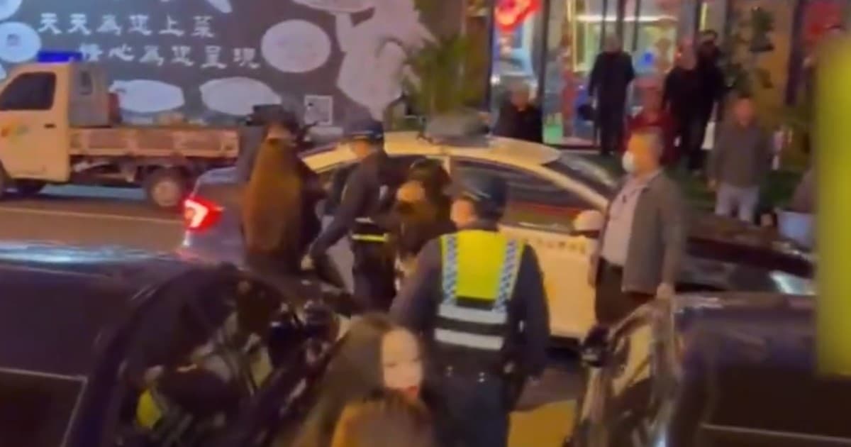 越式KTV涉开毒趴 台南警攻坚逮9人