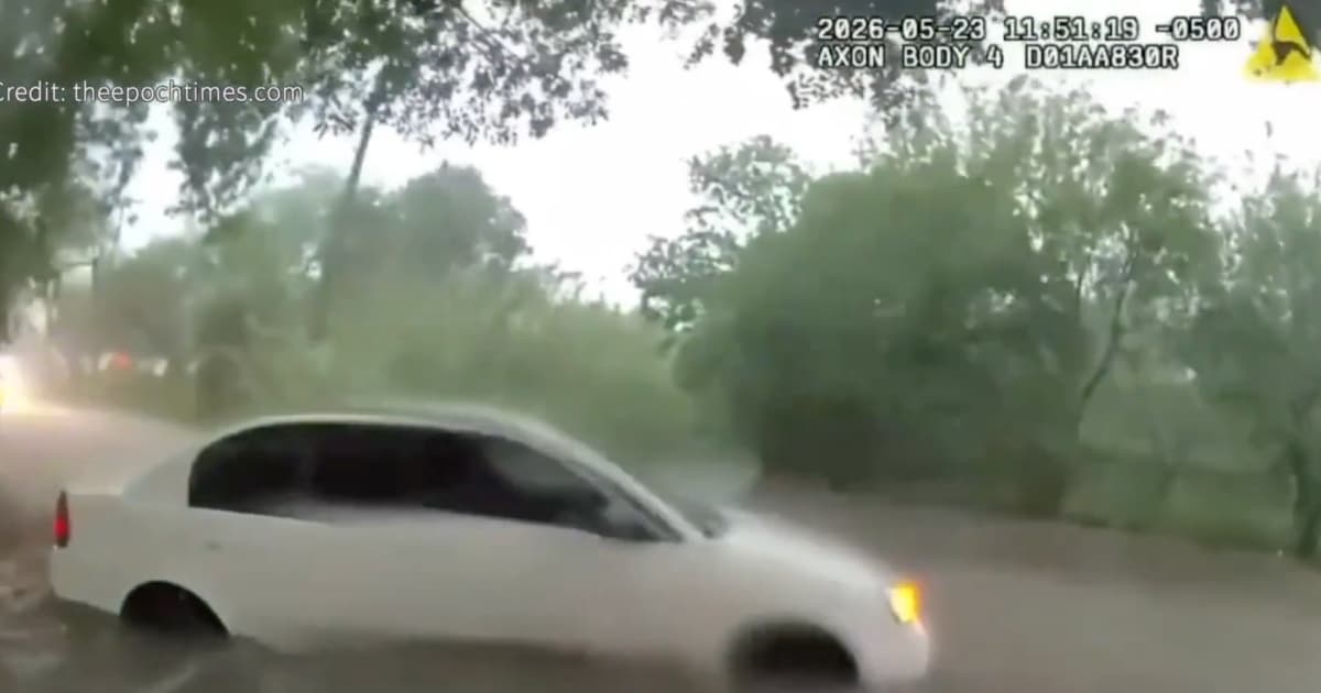 德州警察從被洪水圍困的汽車中救出嬰兒