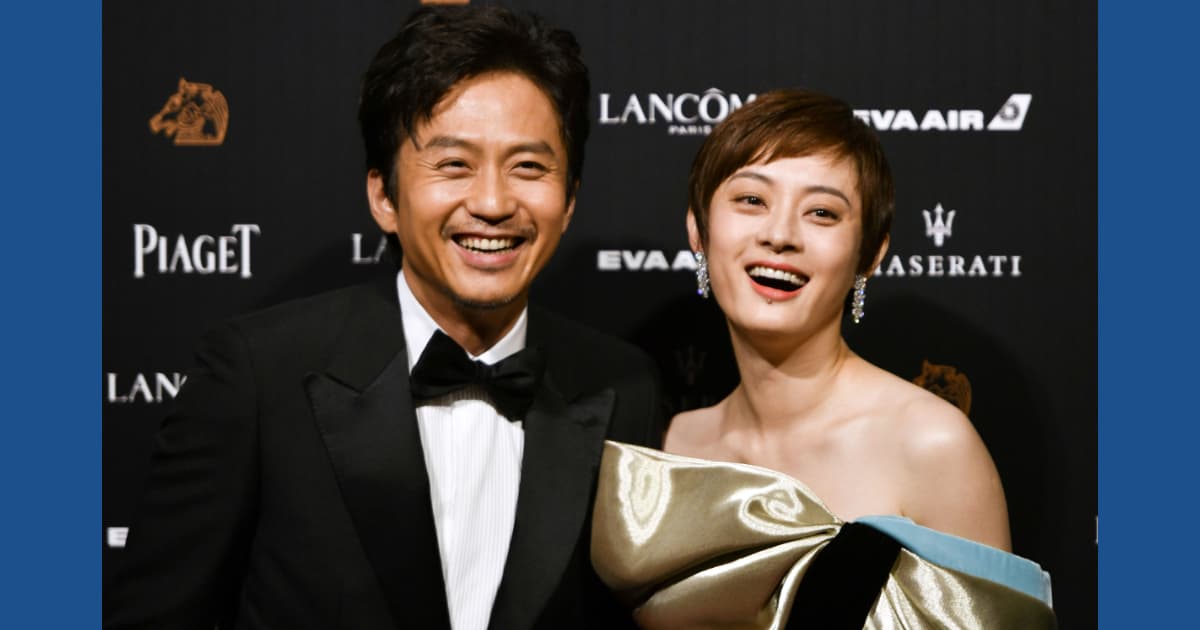邓超戴孙俪手织毛线帽拍照 造型令网友笑翻