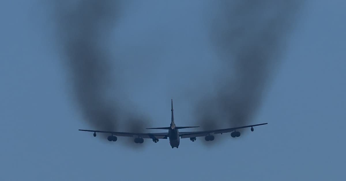 美军B-52轰炸机加州坠毁 八名机组人员全数丧生