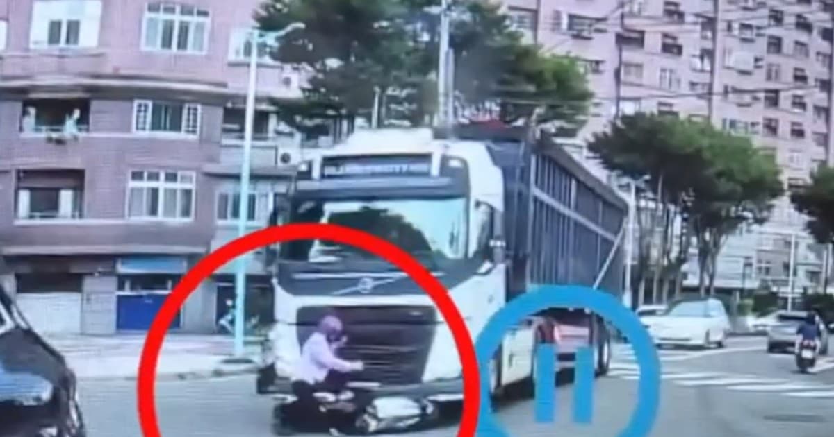 女骑士突切砂石车前方遭拖行 她急抓住车头求生(视频)
