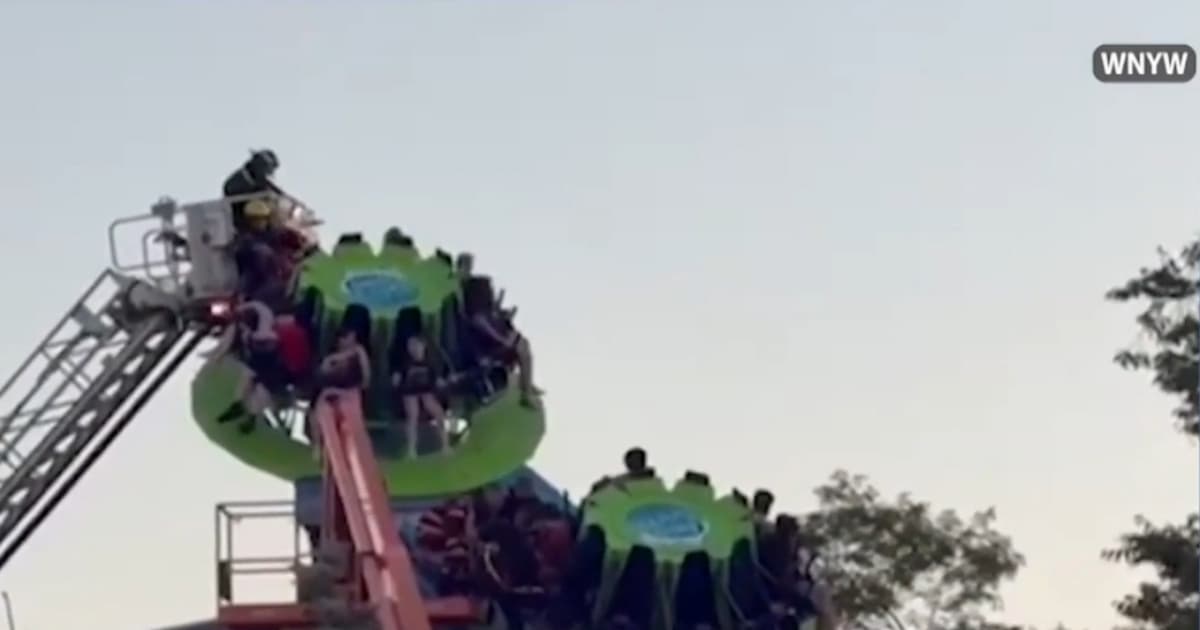 长岛游乐场云霄飞车卡空中 多名儿童惊魂两小时