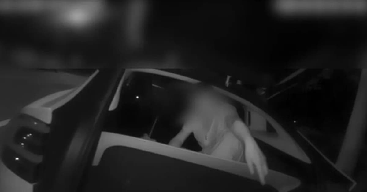 超奇葩!男子把自己關進汽車後備箱 急出一身汗