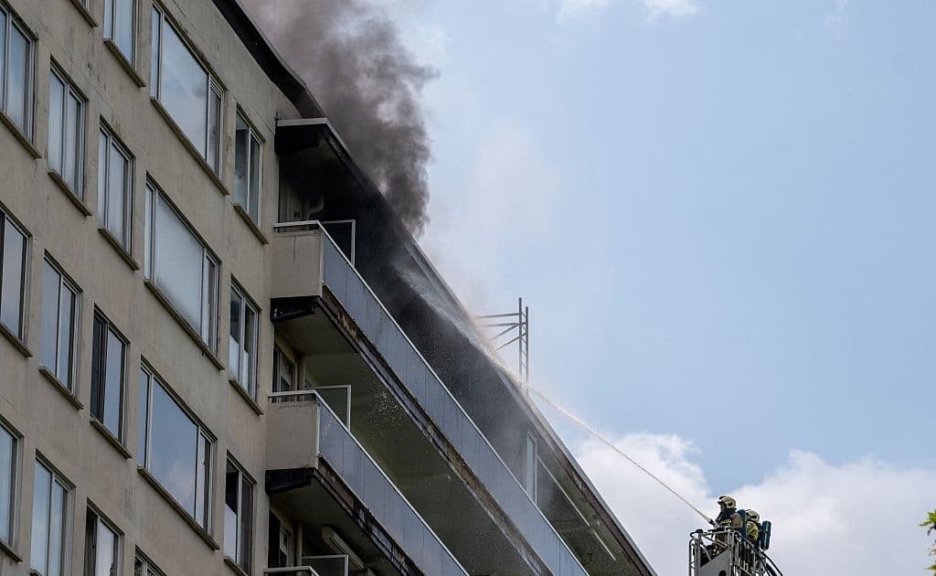 比利時10層樓公寓起火至少5死 住戶沿樓側撤離
