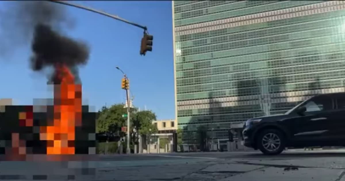 男子携西藏旗帜 联合国总部外自焚身亡