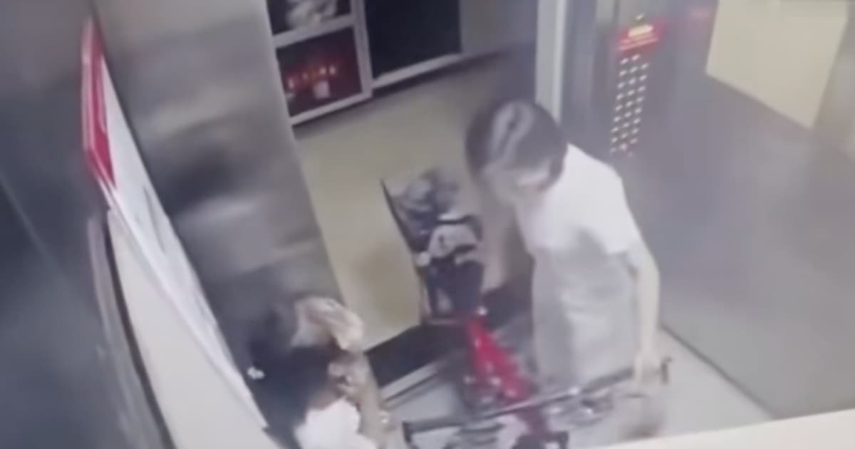戾氣太重!9歲女童摸一下自行車 臉被打腫(視頻)