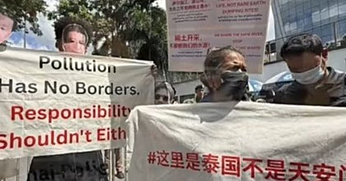 泰國民團中領館前戴習面具 抗議中資跨境污染