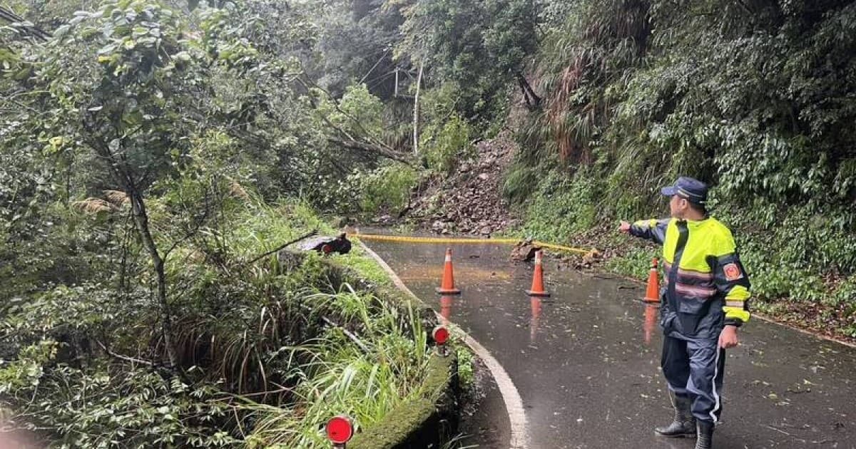 新竹横山土石崩落 内湾线巨石砸轨