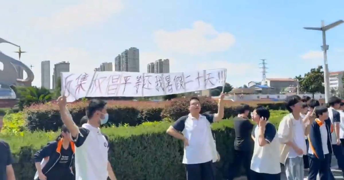 湖北中學生拉橫幅「反集權」 質問爲何「年年有人造反」