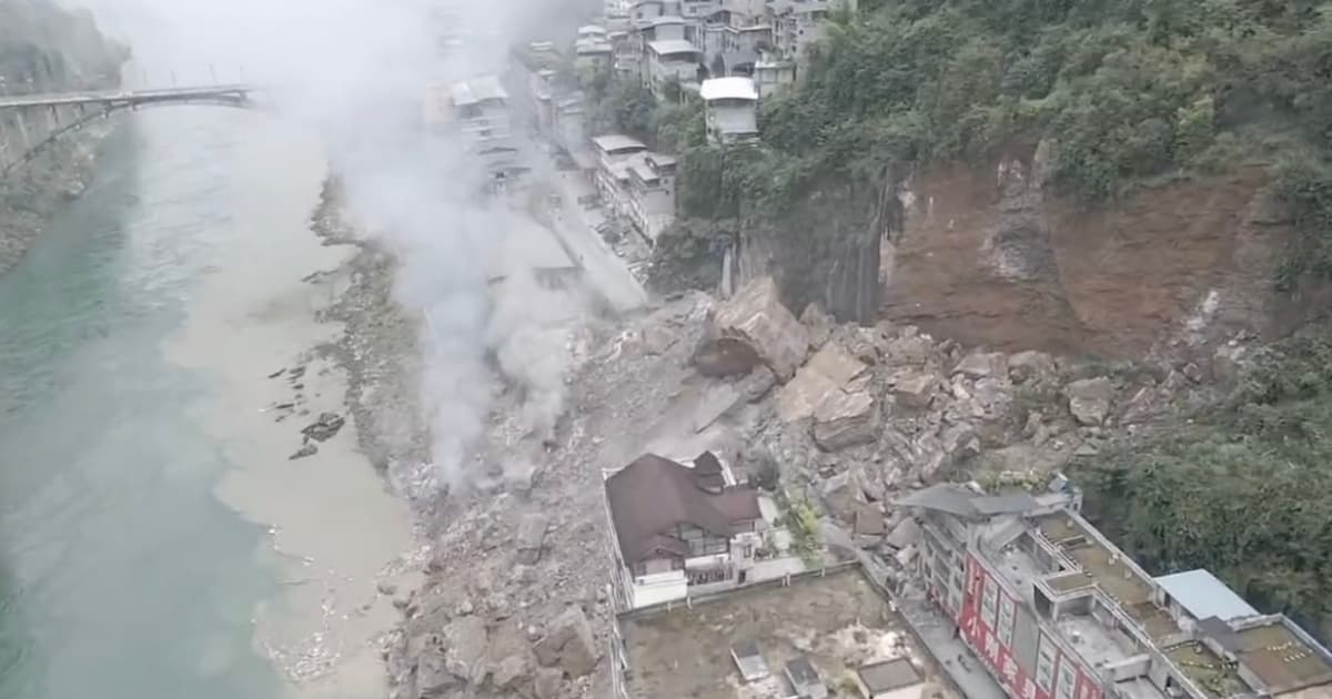 重庆山体垮塌 十几栋房屋一客车被埋 之前无预警