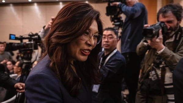 郑丽文喊结束“第一岛链”思维 遭轰替台湾“松绑安全带”(图)