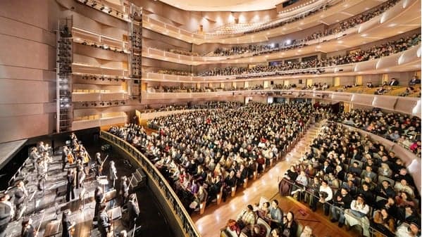 阿富汗美女人生第一次看演出 起点实在高(组图)