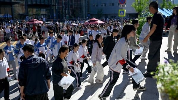 中共官方“考上考不上都送外卖” 网友斥:自揭教育骗局(组图)