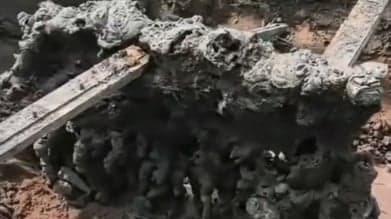 改朝换代?河北麦田雷击劈出超大怪石(组图)