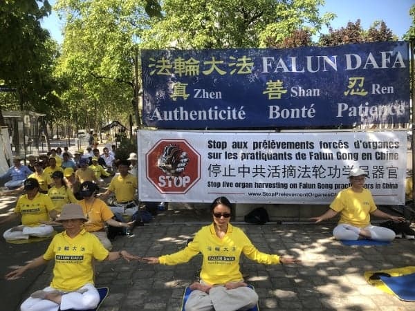 7.20反迫害27周年 巴黎法轮功学员中使馆旁集会(组图)(组图)