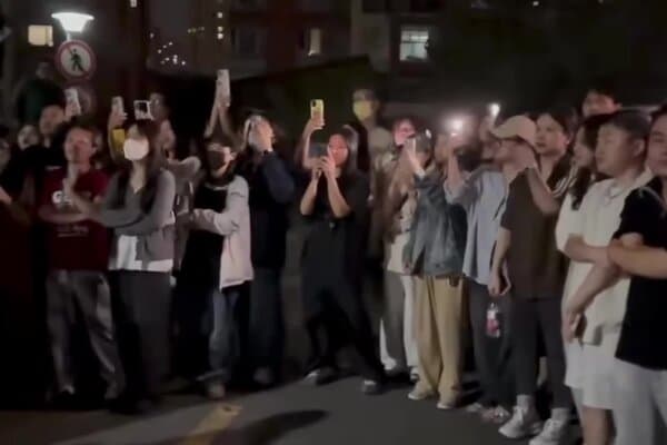 重庆男子虐狗引发抗议,示威者呼吁制定反虐待动物法律