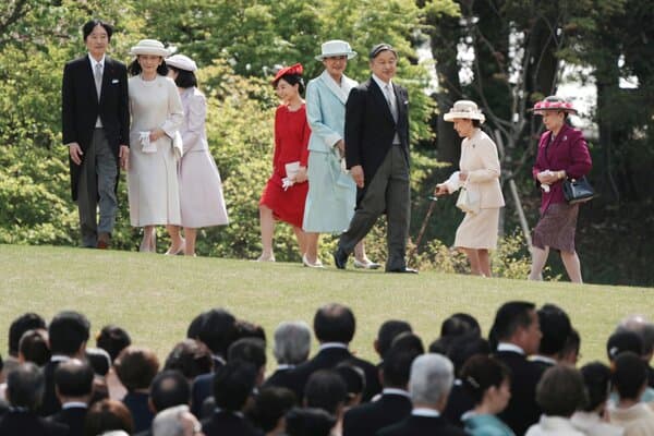 日本皇室面临继承危机:女性天皇可能出现吗?